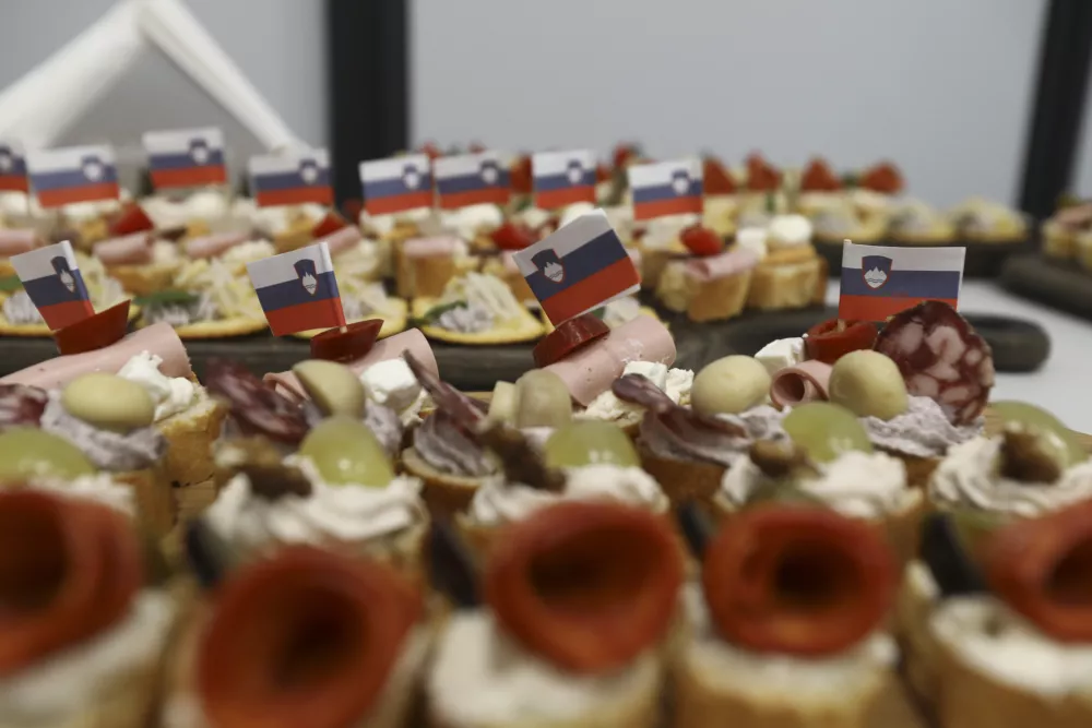  07.11.2023 - simbolična fotografija - kulinarika - hrana - slovenska zastava - catering //FOTO: Luka Cjuha