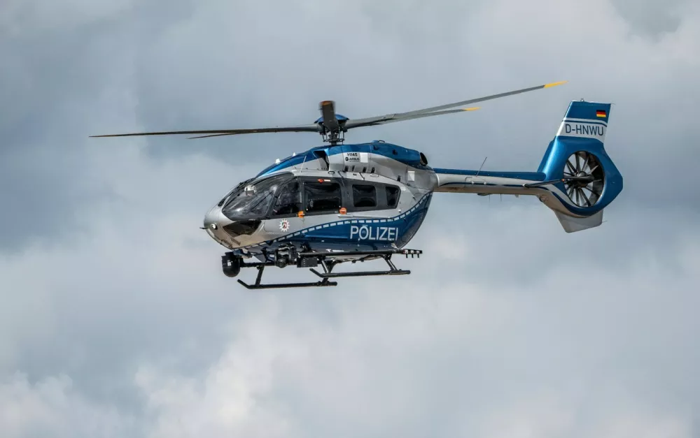 Polizeihubschrauber, Airbus Helicopters H145, der Landespolizei NRW, nach dem Start auf dem Flughafen D&uuml;sseldorf, Polizeifliegerstaffel, Polizeihubschrauber *** Police helicopter, Airbus Helicopters H145, of the NRW state police, after take-off at D&uuml;sseldorf Airport, police flight squadron, police helicopter,Image: 1027865094, License: Rights-managed, Restrictions: imago is entitled to issue a simple usage license at the time of provision. Personality and trademark rights as well as copyright laws regarding art-works shown must be observed. Commercial use at your own risk., Model Release: no