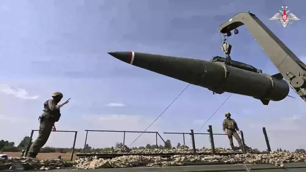 In this photo released by the Russian Defense Ministry Press Service on Monday, Sept. 15, 2025, Russian troops load an Iskander missile onto a mobile launcher during the joint Russian-Belarusian military drills at an undisclosed location in Kaliningrad region of Russia. (Russian Defense Ministry Press Service via AP) / Foto: 