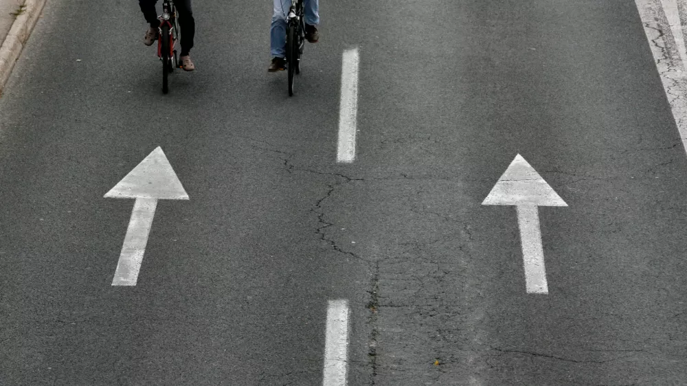 - simbolična fotografija, mestni promet - kolesarstvo - vožnja v napačno smer, kolesarja, prekr&scaron;ek, kolesar -  //FOTO: Bojan Velikonja
