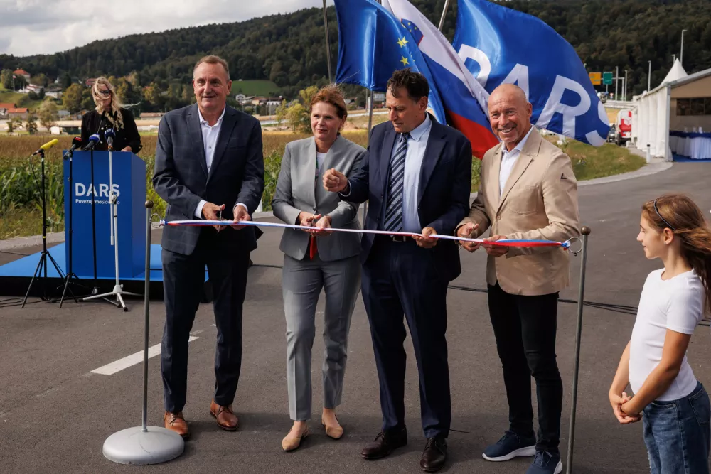 Log-Dragomer.Slovesnost ob koncu projekta izgradnje avtocestnega prikljucka Dragomer na primorski avtocesti med Brezovico in Vrhniko.
