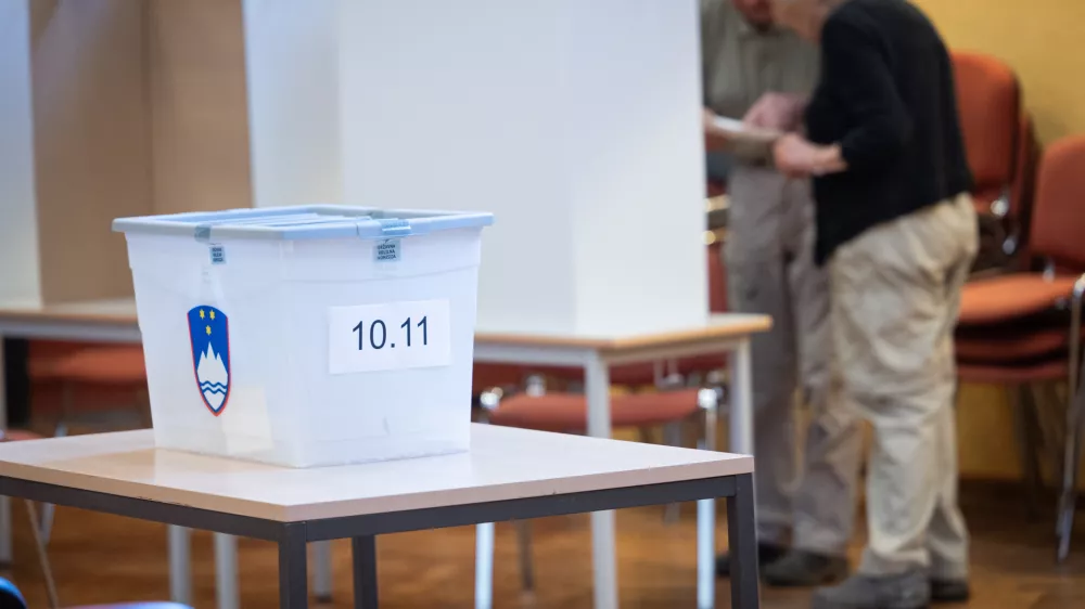 Radomlje, Kulturni dom Radomlje.Referendumsko glasovanje o usodi zakona o dodatku k pokojnini za izjemne dosezke na podrocju umetnosti.