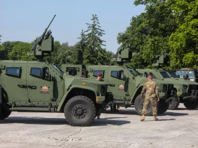 - lahko oklepno vozilo SV LKOV 4x4, proizvajalca Oshkosh Defense.- 05.06.2021 - Voja&scaron;nica Edvarda Peperka v Ljubljani - Slovenska vojska (SV) - predstavitev novih 38 lahkih kolesno oklepnih vozil LKOV 4x4 z integrirano oborožitveno postajo M153 Kongsberg. //FOTO: Bojan Velikonja / Foto: Bojan Velikonja