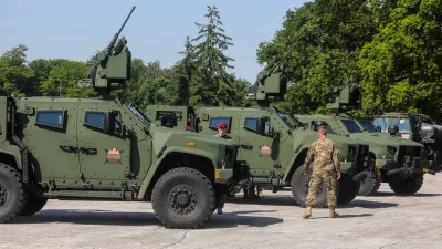 - lahko oklepno vozilo SV LKOV 4x4, proizvajalca Oshkosh Defense.- 05.06.2021 - Voja&scaron;nica Edvarda Peperka v Ljubljani - Slovenska vojska (SV) - predstavitev novih 38 lahkih kolesno oklepnih vozil LKOV 4x4 z integrirano oborožitveno postajo M153 Kongsberg. //FOTO: Bojan Velikonja / Foto: Bojan Velikonja