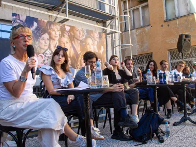 Na ostrih prelomih srhljive sedanjosti