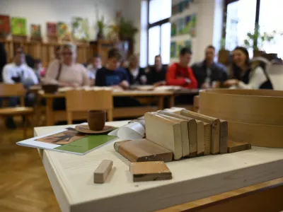 - &Scaron;olski center Ljubljana, A&scaron;kerčeva 1 v Ljubljani:- Srednja lesarska &scaron;ola - 17.02.2023 - Informativni dnevi 2023 - informativni dan na fakultetah in srednjih &scaron;olah za bodoče &scaron;tudente in dijake - izobraževanje - &scaron;olstvo - &scaron;tudij - dijaki - &scaron;tudenti - //FOTO: Nik Erik Neubauer / Foto: Nik Erik Neubauer