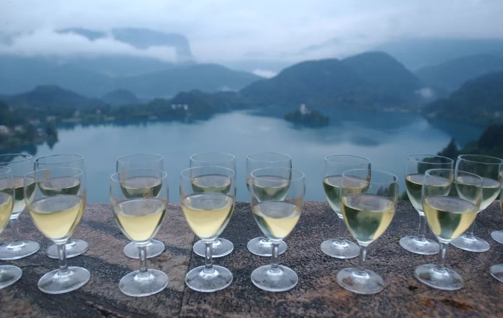 71. Svetovni kongres Mednarodnega PEN 2005, Bled, peneče vino, penina, kozarci, - ilustrativna fotografija - // FOTO: Luka Cjuha