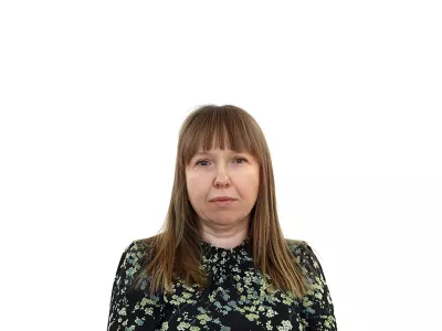 Nina KnavsZA ONLINE - Redakcija Dnevnik 2024 - portreti za komentarje in kolumne - kolumnisti - komentatorji &ndash; novinarji - portret //FOTO: Luka Cjuha