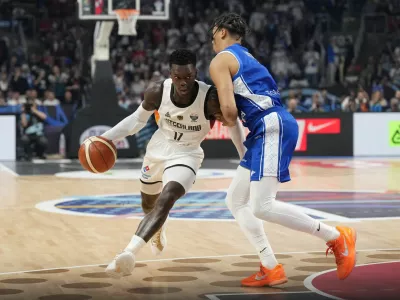 Basketball - FIBA EuroBasket 2025 - Semi Finals - Germany v Finland - Xiaomi Arena, Riga, Latvia - September 12, 2025 Germany's Dennis Schroder in action with Finland's Miro Little REUTERS/Ints Kalnins / Foto: Ints Kalnins