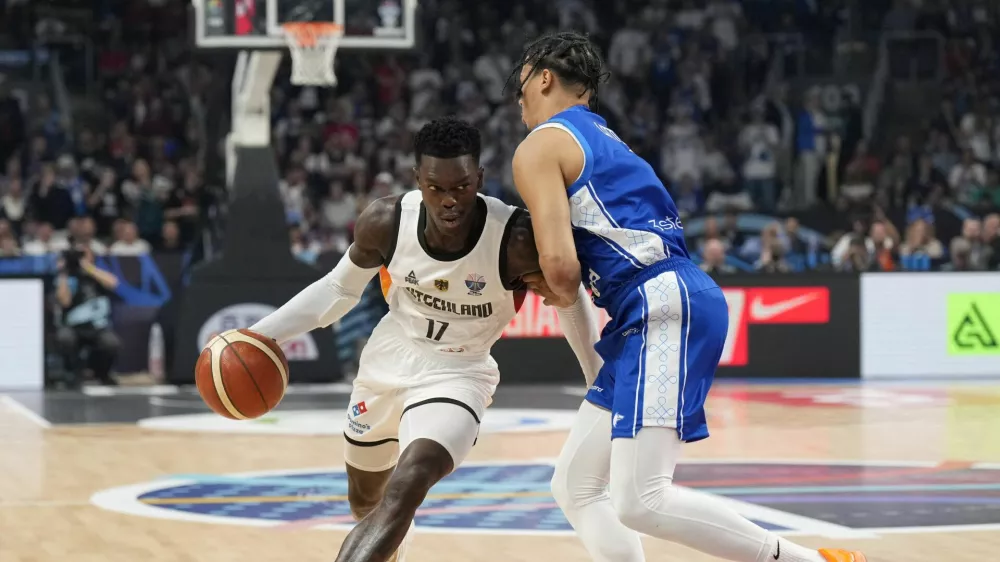 Basketball - FIBA EuroBasket 2025 - Semi Finals - Germany v Finland - Xiaomi Arena, Riga, Latvia - September 12, 2025 Germany's Dennis Schroder in action with Finland's Miro Little REUTERS/Ints Kalnins / Foto: Ints Kalnins