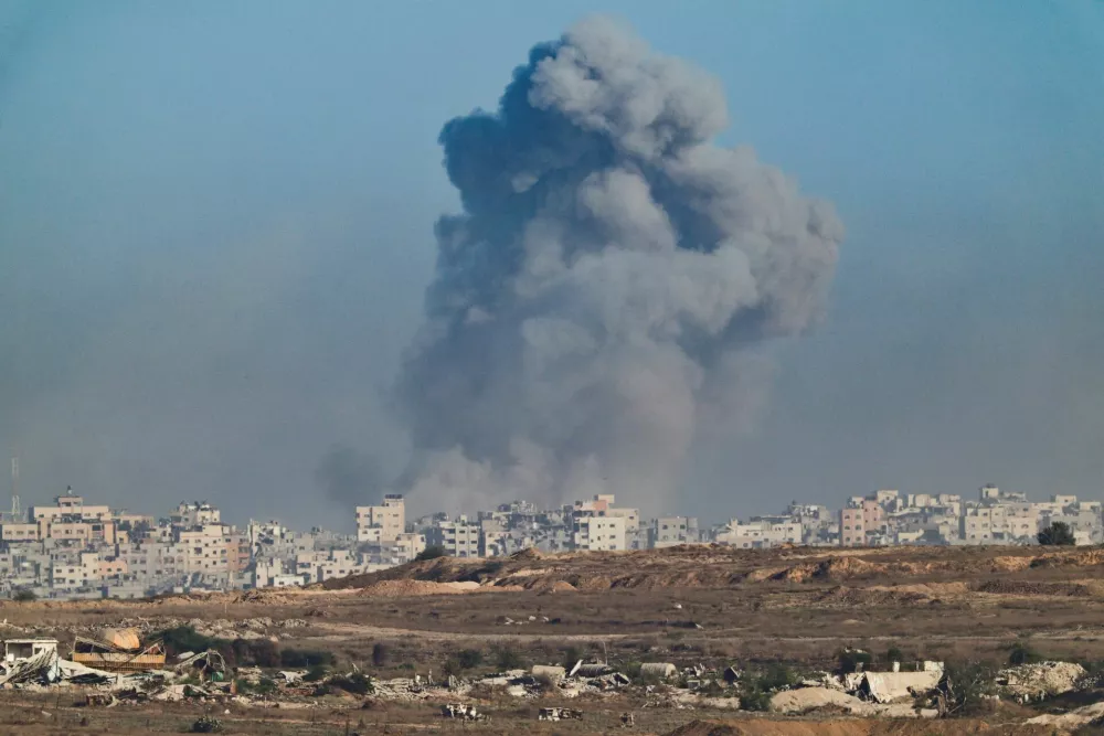 Smoke rises from Gaza after an explosion, as seen from the Israeli side of the border, September 16, 2025. REUTERS/Amir Cohen