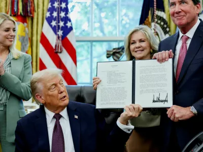 U.S. President Donald Trump, and U.S. Senators Marsha Blackburn (R-TN) and Bill Hagerty (R-TN) hold a memorandum Trump just signed to send federal resources to Memphis, Tennessee, for a surge against local crime, as U.S. Attorney General Pam Bondi applauds, in the Oval Office at the White House in Washington, D.C., U.S., September 15, 2025. REUTERS/Jonathan Ernst REFILE - CORRECTING THE TITLES OF BLACKBURN AND HAGERTY FROM "TENNESSEE SENATORS" TO "U.S. SENATORS".   TPX IMAGES OF THE DAY