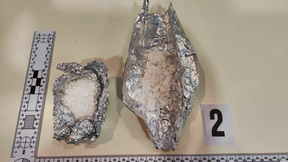 Policija je pri osumljencu zasegla tudi kokain. 