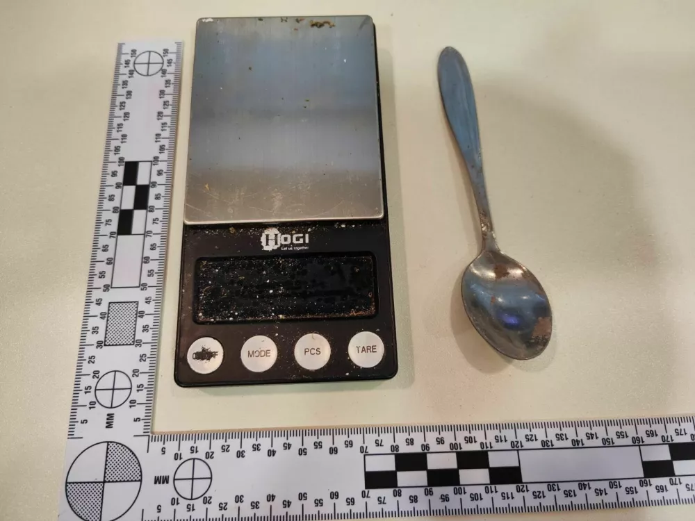 Pri osumljenco so zasegli tudi več preciznih tehtnic. 