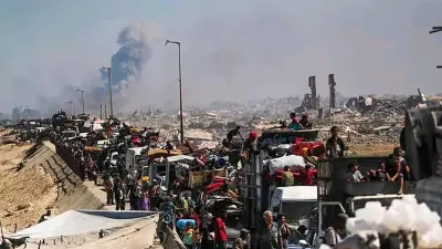 15 September 2025, Palestinian Territories, Gaza: A convoy of refugees lines up along the roads in Gaza to flee Israeli bombardment. Photo: Hasan Alzaanin/TASS via ZUMA Press/dpa