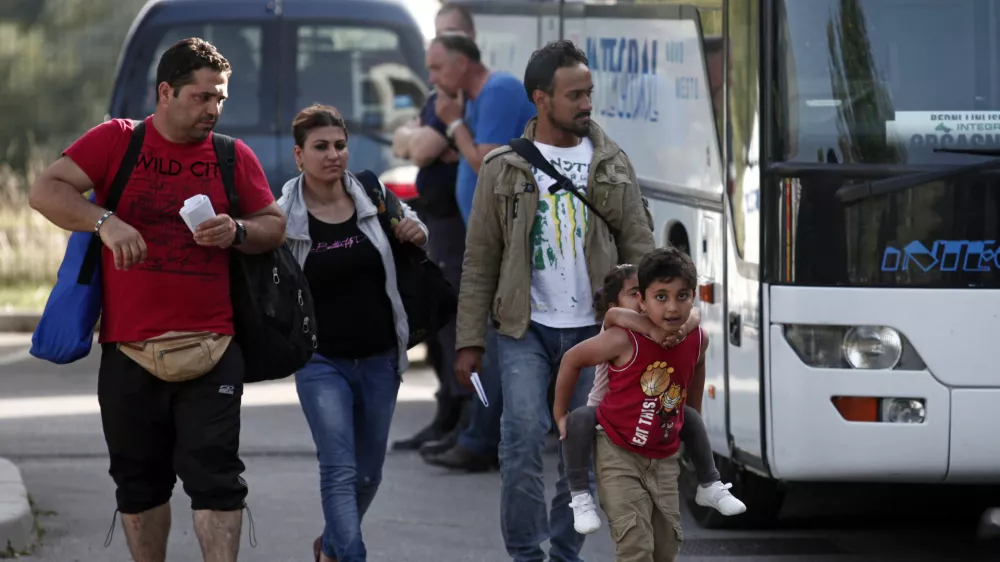 - 18.09.2015 - Slovenija - slovensko-hrva&scaron;ka meja - Policijska postaja Brežice - prevoz beguncev iz Brežic v Postojno - otroci - družina   - Begunci 2015 - migracije po zahodni balkanski poti - migracijska pot beguncev iz Sirije, Afganistana in Iraka čez Balkan proti zahodni Evropi - evropska begunska kriza - migranti -   ///FOTO: Luka Cjuha