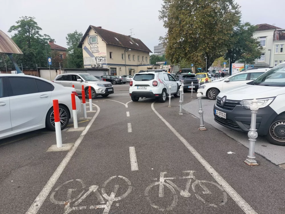 Prav nepravilno parkirana vozila onemogočajo vožnjo kolesarjev po kolesarski stezi.  Foto: Miha Pav&scaron;ek