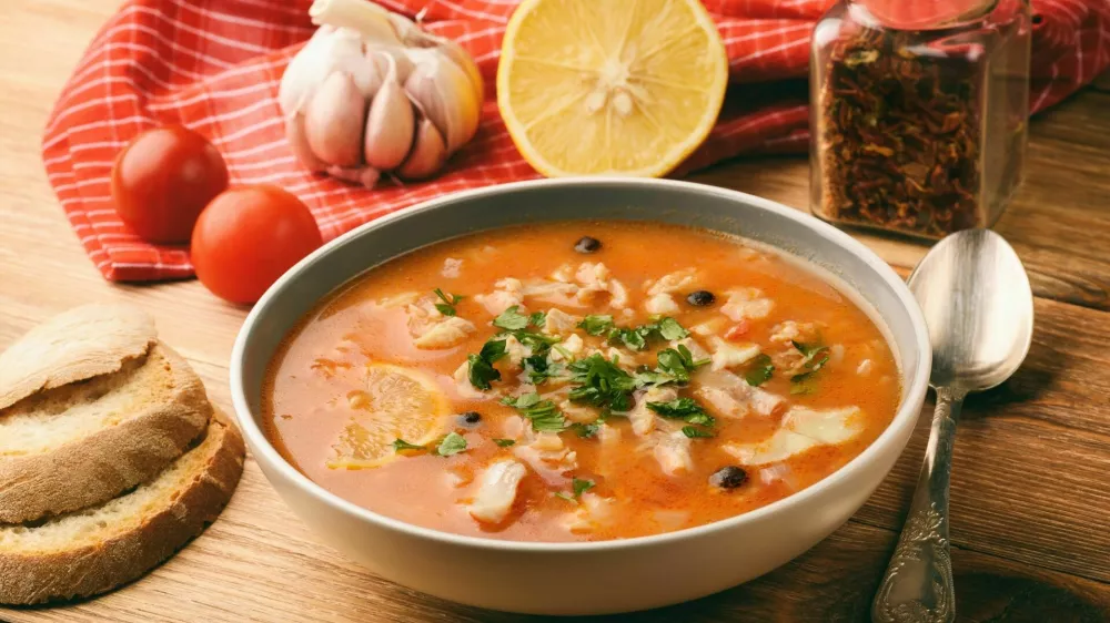 Fish soup with tomatoes and garlic (aljotta). 