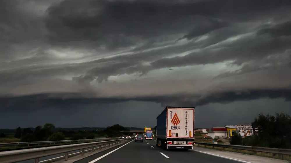 - Nevihta, nevihtni oblak. &Scaron;tajerska avtocesta Maribor Ljubljana, oblaki - PREGLED LETA 2023- 19.07.2023 &ndash; vreme - oranžno opozorilo za celotno Slovenijo &ndash; nevihtni pas - nevihte //FOTO: Bojan Velikonja