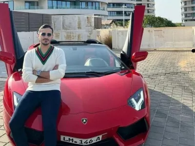 Shimon Hayut, prevarant s Tinderja, ki je neslavno zaslovel zaradi Netflixovega dokumentarca The Tinder Swindler, je že na&scaron;el novo priložnost za zaslužek. Simon Leviev, kot se predstavlja Hayut, je sklenil dogovor s hollywoodsko menedžerjo Gino Rodriguezom, v načrtu ima tudi knjigo, poleg tega pa želi zagnati &scaron;e podcast in sodelovati v resničnostnem &scaron;ovu, v katerem bo iskal pravo ljubezen. V &scaron;ovu naj bi se za zanj potegovale &scaron;tevilne ženske, v podcastu pa bi rad delil ljubezenske nasvete, kaj storiti in česa ne v nastajajočih zvezah. Ob vsem tem Hayut &scaron;e naprej trdi, da ga je dokumentarec napačno prikazal in da bo očistil svoje ime. In kako ga je sploh prikazal dokumentarec, ki bo dobil tudi svojo igrano filmsko različico? Leviev je ženske, ki so postale njegova tarče, prepričal, da je sin kralja diamantov Leva Levieva. Zavedel jih je z lažnim prikazovanjem svojega "luksuznega" življenja, potem pa jih prosil, naj mu posodijo denar, ker so ga neprijatelji spravili v težave. Na ta način je od žensk izvlekel milijone dolarjev. Netflix je razkril nekatere od njegovih prevar, prav tako pa tudi &scaron;tevilne psevdonime, ki jih je uporabljal, a kot se je izkazalo, Hayutu slava godi, tudi če je negativna.