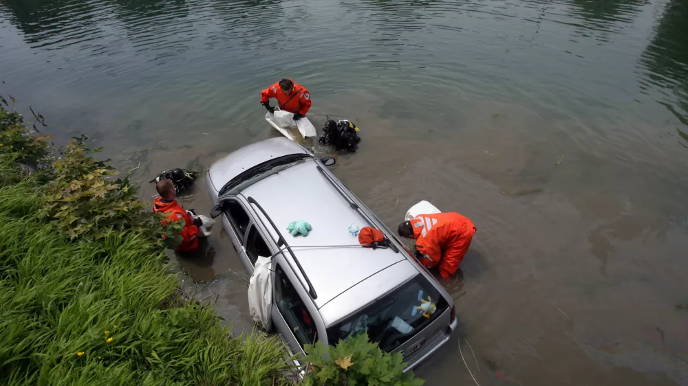 - re&scaron;evanje avtomobila iz Ljubljanice  - Mlada voznica je pri Trnovskem pristanu nenadoma zapeljala po nabrežju reke Ljubljanice in pristala v reki. Skupaj z njo sta bila v avtomobilu dva otroka. Mimoidoči so vse tri re&scaron;ili iz vozila.///FOTO: Luka Cjuha