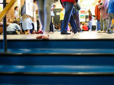 Simbolična fotografija, &scaron;olstvo, otroci, otrok, - 28.03.2017 - O&Scaron; Brezovica pri Ljubljani - projekt SKUPAJ SMO VEČJI - otroci in &scaron;olarji ustvarjali risbe in slike z namenom sestaviti največjo sestavljeno risbo na svetu za guinnessovo knjigo rekordov.    //FOTO: Bojan Velikonja / Foto: Bojan Velikonja