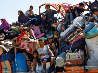 Displaced Palestinians, fleeing northern Gaza due to an Israeli military operation, move southward after Israeli forces ordered residents of Gaza City to evacuate to the south, in the central Gaza Strip September 16, 2025. REUTERS/Mahmoud Issa  TPX IMAGES OF THE DAY