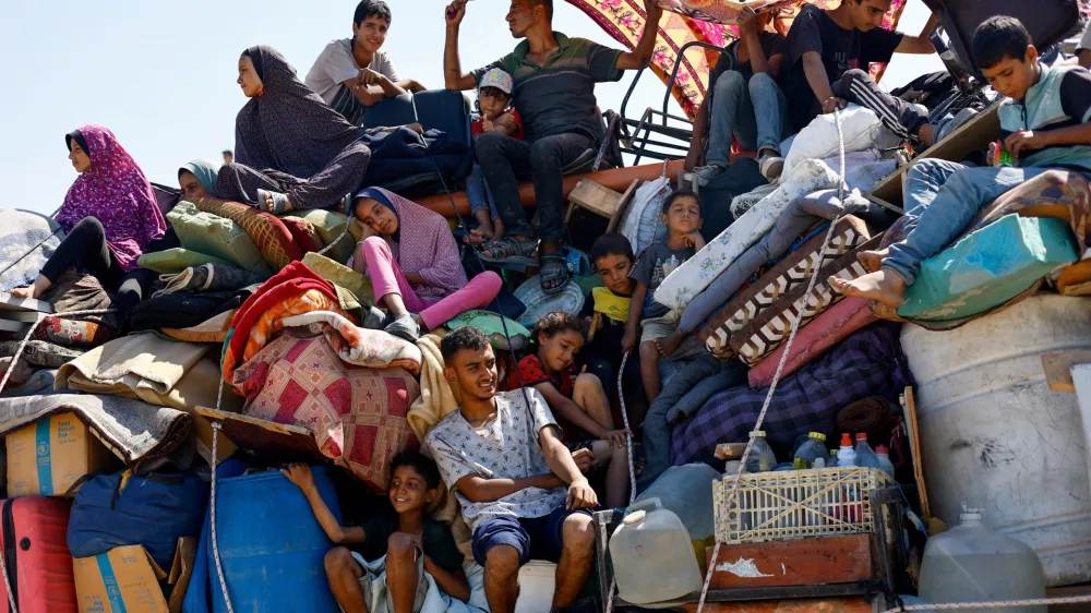 Displaced Palestinians, fleeing northern Gaza due to an Israeli military operation, move southward after Israeli forces ordered residents of Gaza City to evacuate to the south, in the central Gaza Strip September 16, 2025. REUTERS/Mahmoud Issa  TPX IMAGES OF THE DAY
