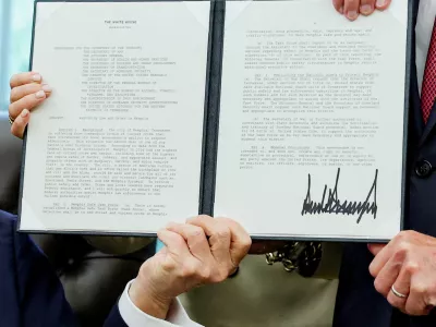 U.S. President Donald Trump and U.S. Senators Marsha Blackburn (R-TN) and Bill Hagerty (R-TN) hold a memorandum Trump just signed to send federal resources to Memphis, Tennessee, for a surge against local crime, in the Oval Office at the White House in Washington, D.C., U.S., September 15, 2025. REUTERS/Jonathan Ernst REFILE - CORRECTING THE TITLES OF BLACKBURN AND HAGERTY FROM "TENNESSEE SENATORS" TO "U.S. SENATORS".