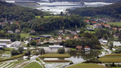 Poplavljeno Ljubljansko barje  - Poplave 2010 - prizadeta območja v okolici Ljubljane -/FOTO: Jaka Adamič