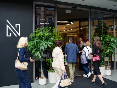 Vhod v veleblagovnico je po novem omogočen tudi s Tom&scaron;ičeve ulice. Foto: nama