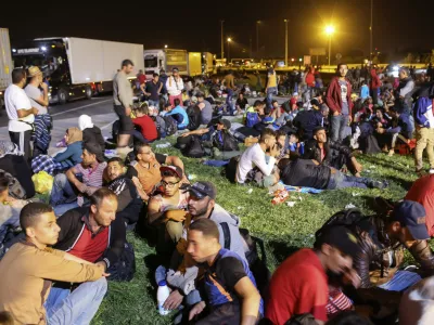 - 19.09.2015 - Slovenija - slovensko-hrva&scaron;ka meja - Obrežje   - Begunci 2015 - migracije po zahodni balkanski poti - migracijska pot beguncev iz Sirije, Afganistana in Iraka čez Balkan proti zahodni Evropi - evropska begunska kriza - migranti -   ///FOTO: Jaka Gasar