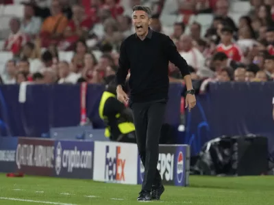 Benfica's head coach Bruno Lage gives instructions to his players during a Champions League opening phase soccer match between SL Benfica and Qarabag FK at the Luz stadium in Lisbon, Tuesday, Sept. 16, 2025. (AP Photo/Armando Franca)
