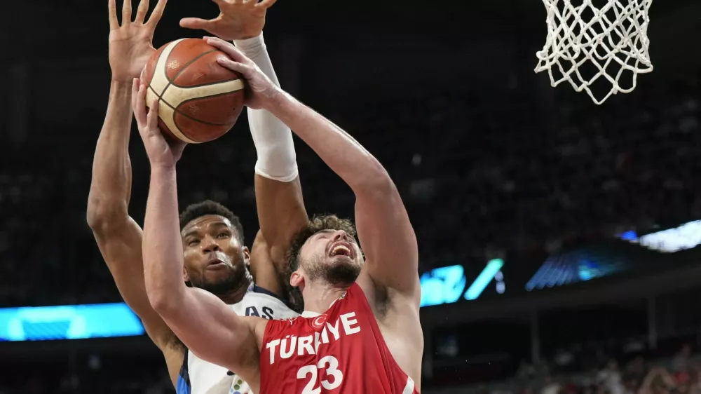 Basketball - FIBA EuroBasket 2025 - Semi Finals - Greece v Turkiye - Xiaomi Arena, Riga, Latvia - September 12, 2025 Turkey's Alperen Sengun in action with Greece's Giannis Antetokounmpo REUTERS/Ints Kalnins