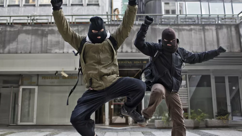 ilustrativna fotografija - rop SKB trezorjev, obletnica ropa, ropar - zamaskirani ropar FOTO: JAKA GASAR / NEDELJSKI