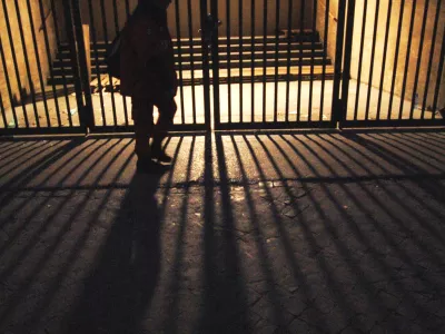 - ilustrativna fotografija - re&scaron;etke - zapor - svetloba