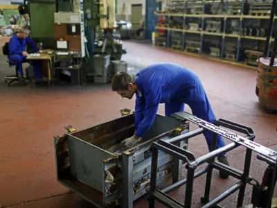 proizvodnja hala - podjetje Kovinoplastika Lož d.d., industrija kovinskih in plastičnih izdelkov d.d., - uprava družbe je mimo sindikatov brez ustreznih pojasnil za četrtino znižala avgustovske plače - zaradi padca naročil je zaskrbljenih približno 800 delavcev - //FOTO: Jaka Gasar
