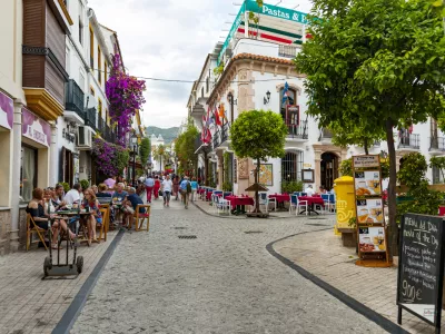  Ulična scena v zgodovinskem okrožju Marbella s čudovito arhitekturo in znano &scaron;pansko kuhinjo, ki vsako leto privabi milijone turistov. Foto: iStock