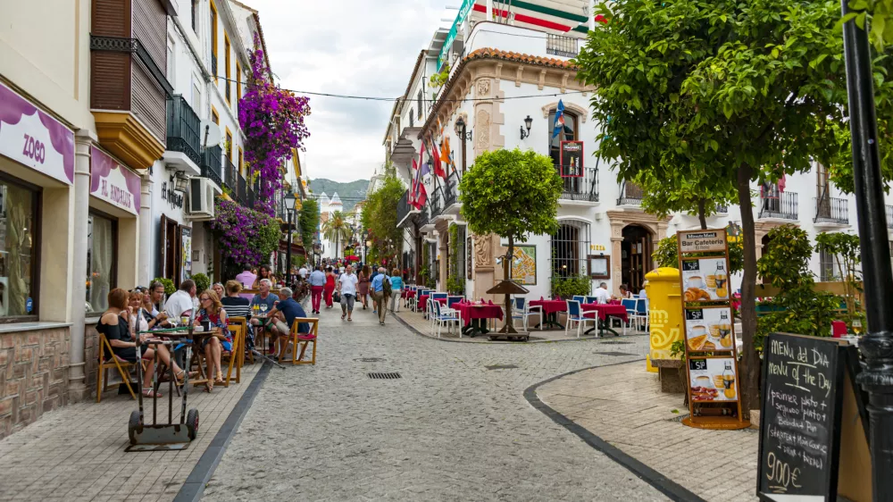 Ulična scena v zgodovinskem okrožju Marbella s čudovito arhitekturo in znano &scaron;pansko kuhinjo, ki vsako leto privabi milijone turistov. Foto: iStock