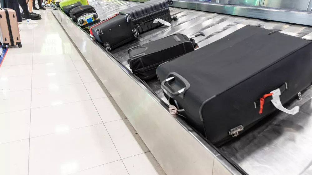 Včasih so si kovčki zelo podobni, temni pa so &scaron;e posebej mamljivi za tatove. / Foto: Istock