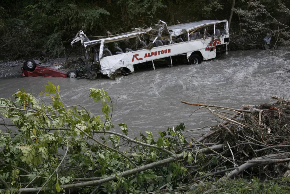 Železniki - - NEURJE - POPLAVE - 18/09/2007 - opusto&scaron;ilo dele zahodne in vzhodne Slovenije - &scaron;est mrtvih -  naravna katastrofa je terjala &scaron;est življenj. V ujmi so umrli trije prebivalci Železnikov, v Cerkljah na Gorenjskem je med odpravljanjem posledic neurja umrl prostovoljni gasilec, v Podgorju pri Letu&scaron;u pa sta dve osebi umrli v hi&scaron;i, ki jo je zasul plaz. poplave - plazovi - obilne padavine - močno deževje - Foto Luka CjuhaOPOMBA ZA OBJAVO V DNEVNIKU
