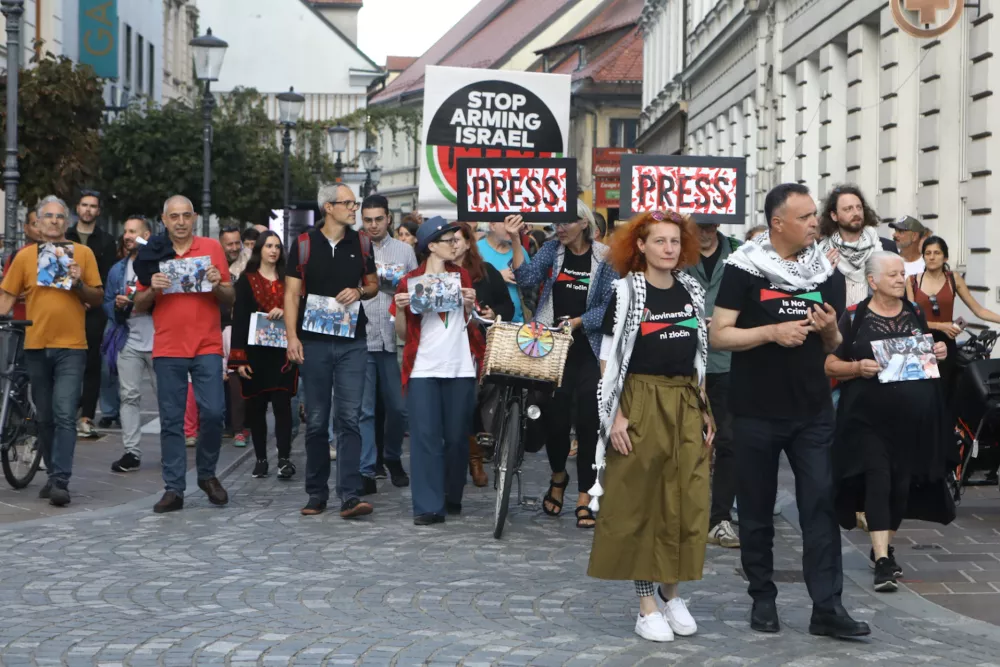 18.09.2025 -&nbsp; novinarska konferenca predsednika palestinskega sindikata novinarjev Naserja Abu Bakerja (pred poslopjem RTV Slovenija, Kolodvorska 2) in javni shod v podporo palestinskim novinarjem in medijskim delavcemFoto: Luka Cjuha18.09.2025 - novinarska konferenca predsednika palestinskega sindikata novinarjev Naserja Abu Bakerja (pred poslopjem RTV Slovenija, Kolodvorska 2) in javni shod v podporo palestinskim novinarjem in medijskim delavcemFoto: Luka Cjuha