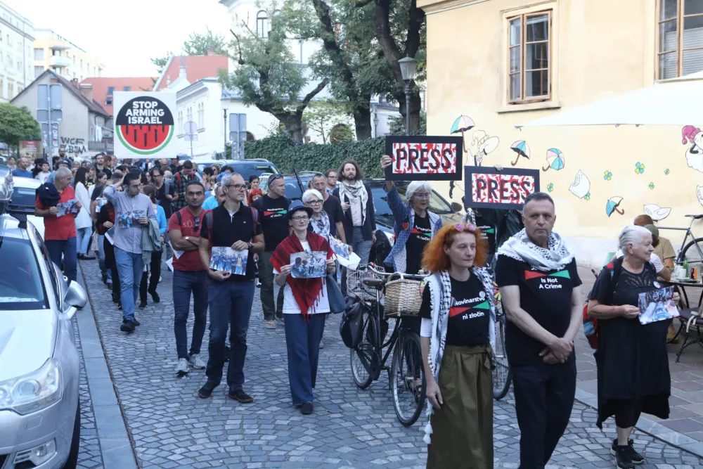 18.09.2025 - novinarska konferenca predsednika palestinskega sindikata novinarjev Naserja Abu Bakerja (pred poslopjem RTV Slovenija, Kolodvorska 2) in javni shod v podporo palestinskim novinarjem in medijskim delavcemFoto: Luka Cjuha