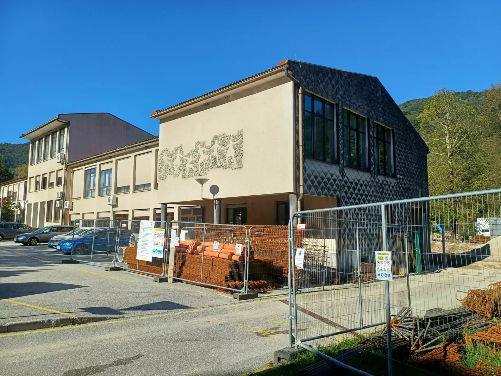 Kanal, bomba na gradbi&scaron;ču ob &scaron;oli. Foto: bralec