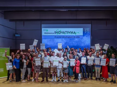 GZS Zbornica osrednjeslovenske regije - originalGZS Zbornica osrednjeslovenske regije je včeraj, 11. junija, podelila priznanja najbolj&scaron;im inovacijam v regiji. Nagradili so dve prebojni invenciji ter podelili tri bronasta, osem srebrnih in 11 zlatih priznanj. Na nacionalni nivo se je uvrstilo pet inovatorskih ekip, ena bo septembra sodelovala v posebnem inovacijskem izzivu.