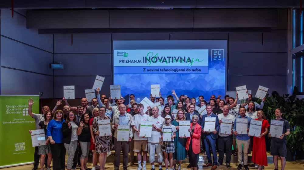 GZS Zbornica osrednjeslovenske regije - originalGZS Zbornica osrednjeslovenske regije je včeraj, 11. junija, podelila priznanja najbolj&scaron;im inovacijam v regiji. Nagradili so dve prebojni invenciji ter podelili tri bronasta, osem srebrnih in 11 zlatih priznanj. Na nacionalni nivo se je uvrstilo pet inovatorskih ekip, ena bo septembra sodelovala v posebnem inovacijskem izzivu.