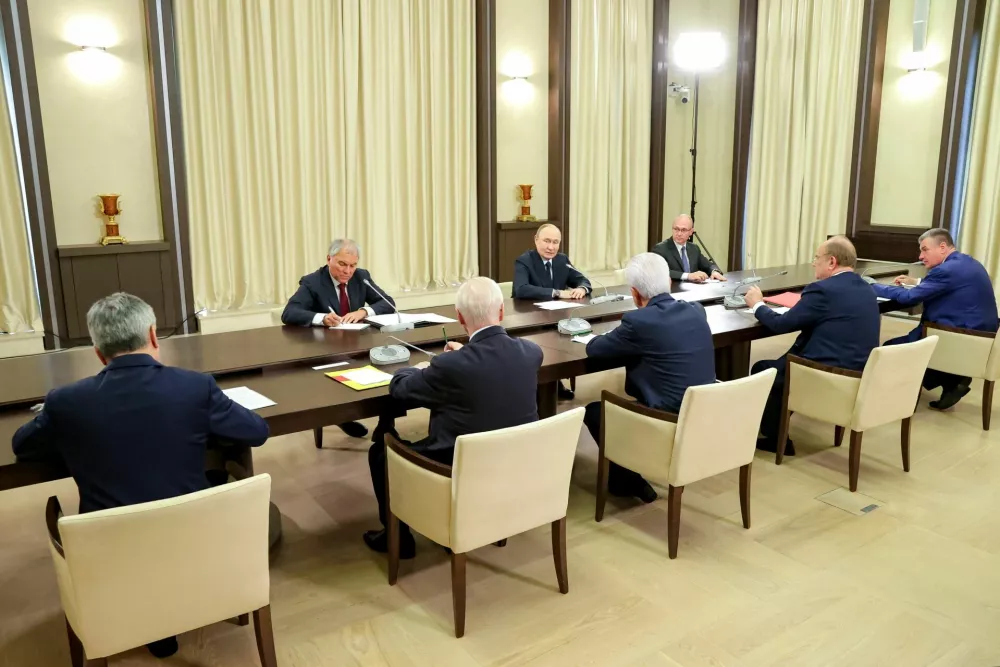 Russian President Vladimir Putin holds a meeting with leaders of the political parties represented in the State Duma, the lower house of parliament, at the Novo-Ogaryovo state residence outside Moscow, Russia September 18, 2025. Sputnik/Mikhail Sinitsyn/Pool via REUTERS ATTENTION EDITORS - THIS IMAGE WAS PROVIDED BY A THIRD PARTY.