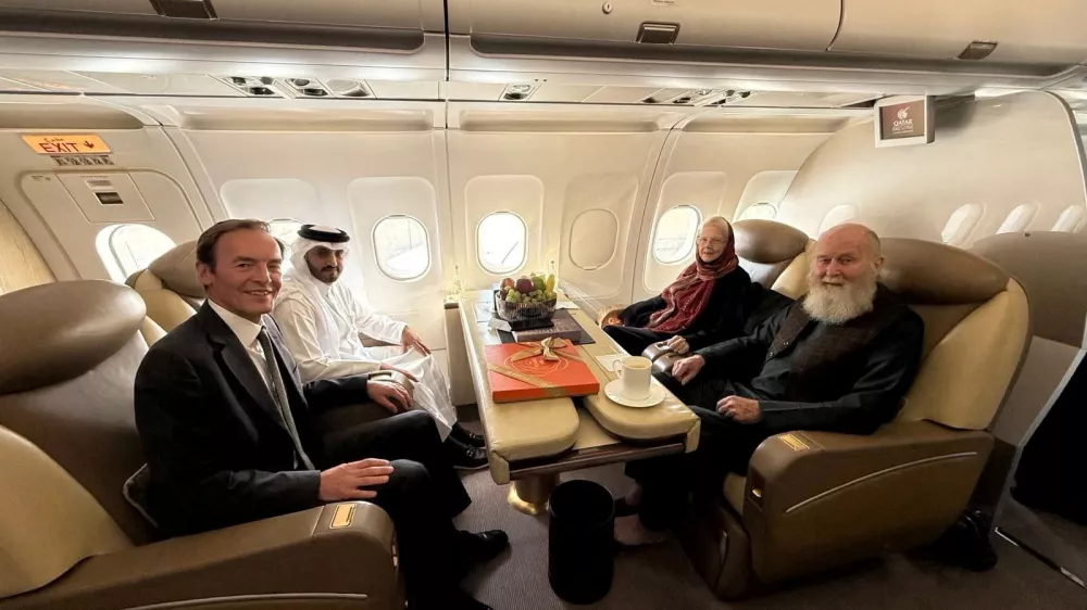 British citizens named Peter and Barbara Reynolds, who had been in custody in Afghanistan, sit with Qatari and British diplomats, on an aircraft, in the air, September 19, 2025. Qatar Government/Handout via REUTERS  THIS IMAGE HAS BEEN SUPPLIED BY A THIRD PARTY NO RESALES. NO ARCHIVES   TPX IMAGES OF THE DAY