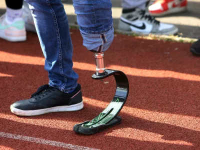 simbolična fotografija- nožna proteza, invalidnost- 19.04.2023 - dogodek 100 slovenskih &scaron;portnikov in para&scaron;portnikov za en namen - V &scaron;portu smo vsi enaki, na katerem je 85 &scaron;portnikov in 15 para&scaron;portnikov s simbolno gesto pokazalo, da so invalidi kljub različnosti v življenju vsi enaki in da si vsi zaslužijo enake možnosti, hkrati pa obeležili 500 dni do paraolimpijskih iger v Parizu //FOTO: Tomaž Skale