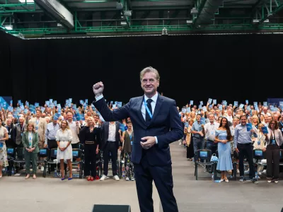 Golob z Bella ciao v dvorano in do novega mandata